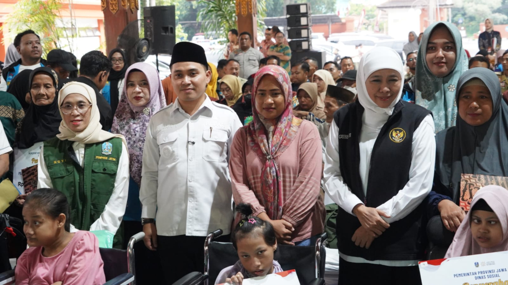 Gubernur Jawa Timur, Khofifah Indar Parawansa memberikan Bantuan Sosial (Bansos) dan taliasih bagi pilar-pilar kesejahteraan sosial di Kabupaten Mojokerto.