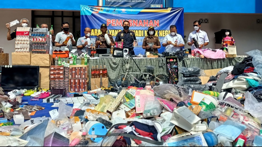 Imbas kasus PT Blueray terkait importaasi barang ilegal, membuat Kementerian UMKM kini akan menekan dan membedakan produk lokal dan produk impor.