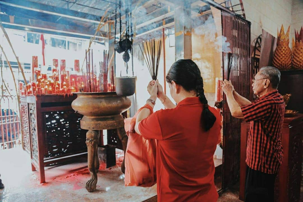 Suasana klenteng Hong Tiek Hian, klenteng tertua menjelang imlek, masih tetap didatangi umat Tri Dharma untuk berdoa.