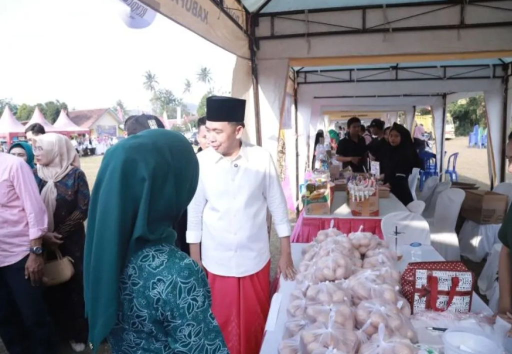 Bupati Jember M. Fawait meninjau pasar murah saat kegiatan Bunga Desaku di Kecamatan Ambulu. SP/ JBR