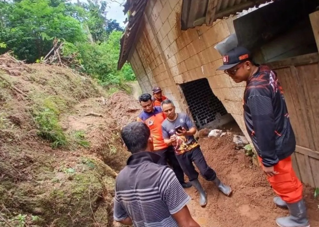 Tim BPBD Pacitan melakukan asesmen di salah satu rumah yang terdampak longsor di Kecamatan Sudimoro, Kabupaten Pacitan, Jawa Timur. SP/ PCT