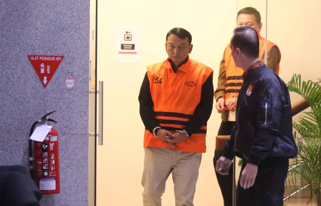 Ketua PN Depok I Wayan Eka Mariarta, ditahan oleh KPK usai ditetapkan tersangka setelah terseret dalam suap perkara yang ditangani di PN Depok.