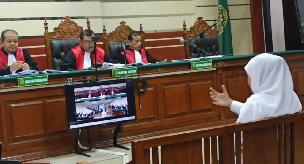 Gubernur Jatim Khofifah Indar Parawansa membantah tegas tudingan fee 30 persen dana hibah aspirasi DPRD dalam sidang Tipikor Surabaya.