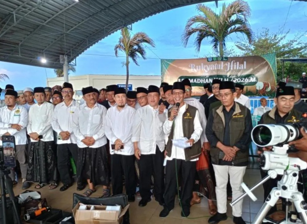 Pimpinan Lingkaran Studi Ilmu Hisab Rukyat (LSIHR) Al-Kaukaba Lamongan M. Khoirul Anam (memegang mic) saat memimpin proses rukyatul hilal di Tanjung Kodok, Paciran, Lamongan. SP/ LMG