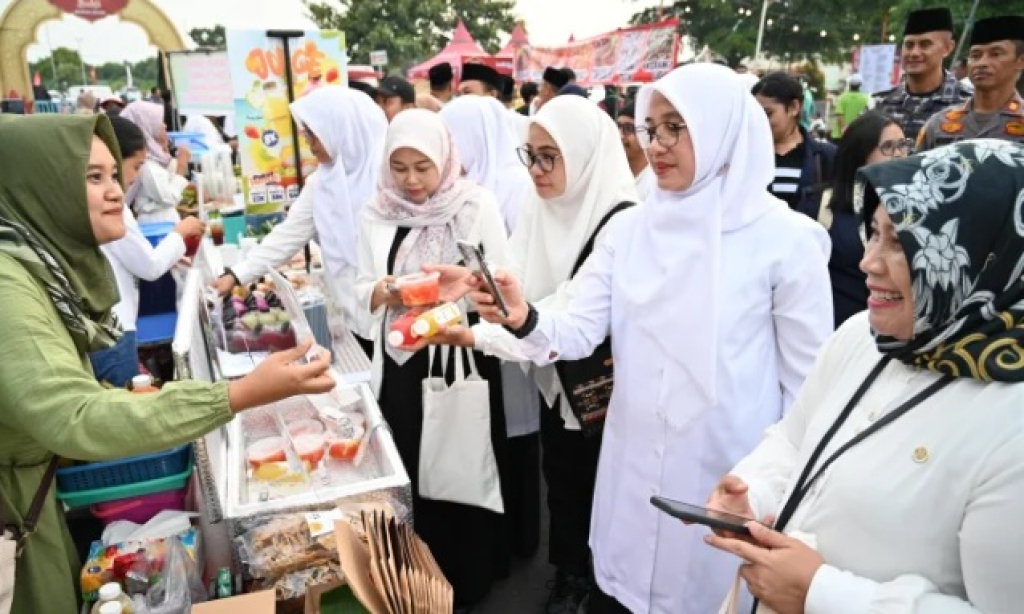 Bupati Banyuwangi Ipuk Fiestiandani saat mengunjungi Pasar Takjil Ramadhan 2026 di Pantai Marina Boom, Banyuwangi. SP/ BYW