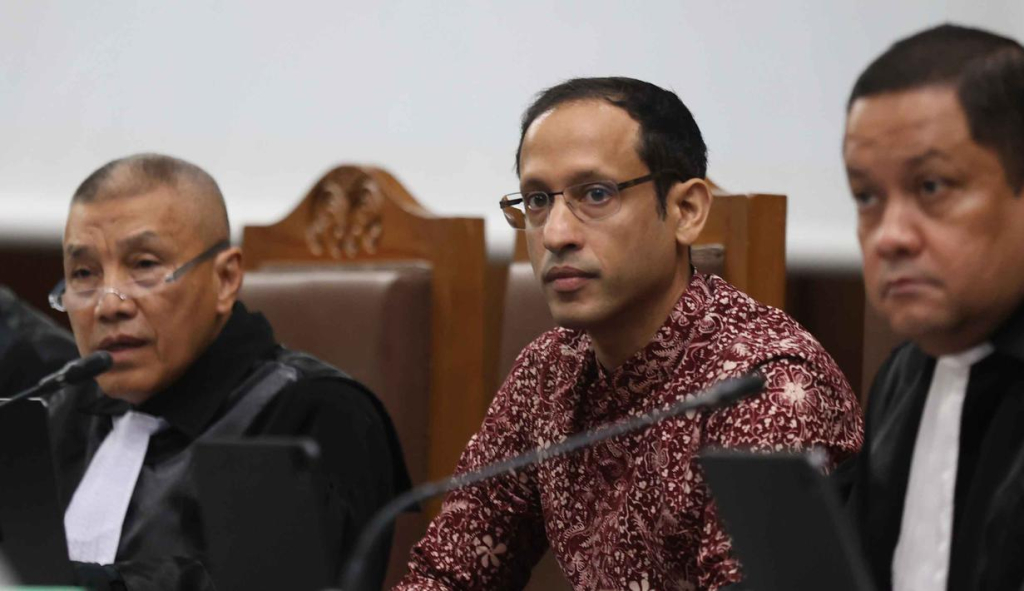 Ekspresi Nadiem Makarim, saat mendengarkan kesaksian di persidangan kasus korupsi pengadaan laptop Chromebook, Senin (2/2/2026).