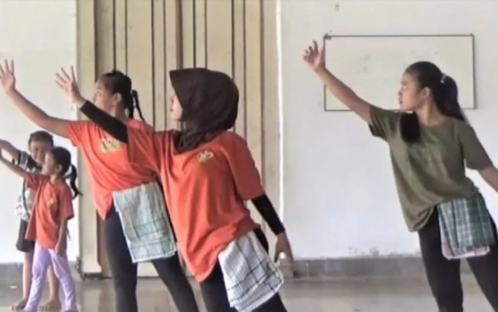 Sejumlah pegiat seni melakukan latihan tari di bangunan eks-Kepatihan Ngawi di Jalan Patiunus Ngawi, Jatim akan direvitalisasi dengan melibatkan Dinas PUPR. SP/ NGW