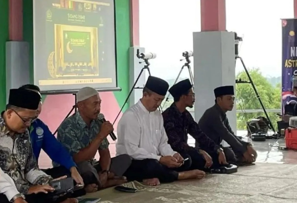 Kegiatan pemantauan hilal oleh tim rukyatul hilal yang melibatkan Kementerian Agama Ngawi, BMKG, Ngawi Astronomy Club, dan ormas lainnya di Bukit Kerek Indah. SP/ NGW