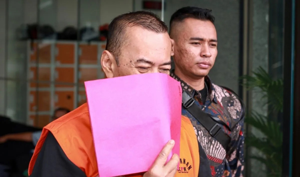 Pegawai Bea Cukai, Budiman Bayu Prasojo, menutupi wajahnya usai ditangkap oleh penyidik KPK, terkait korupsi suap importasi di Dirjen Bea Cukai.