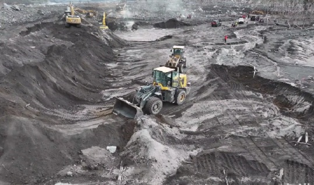 Foto udara petugas menggunakan alat berat membenahi jalur alternatif yang terdampak banjir lahar hujan Gunung Semeru di Lumajang. SP/ LMJ
