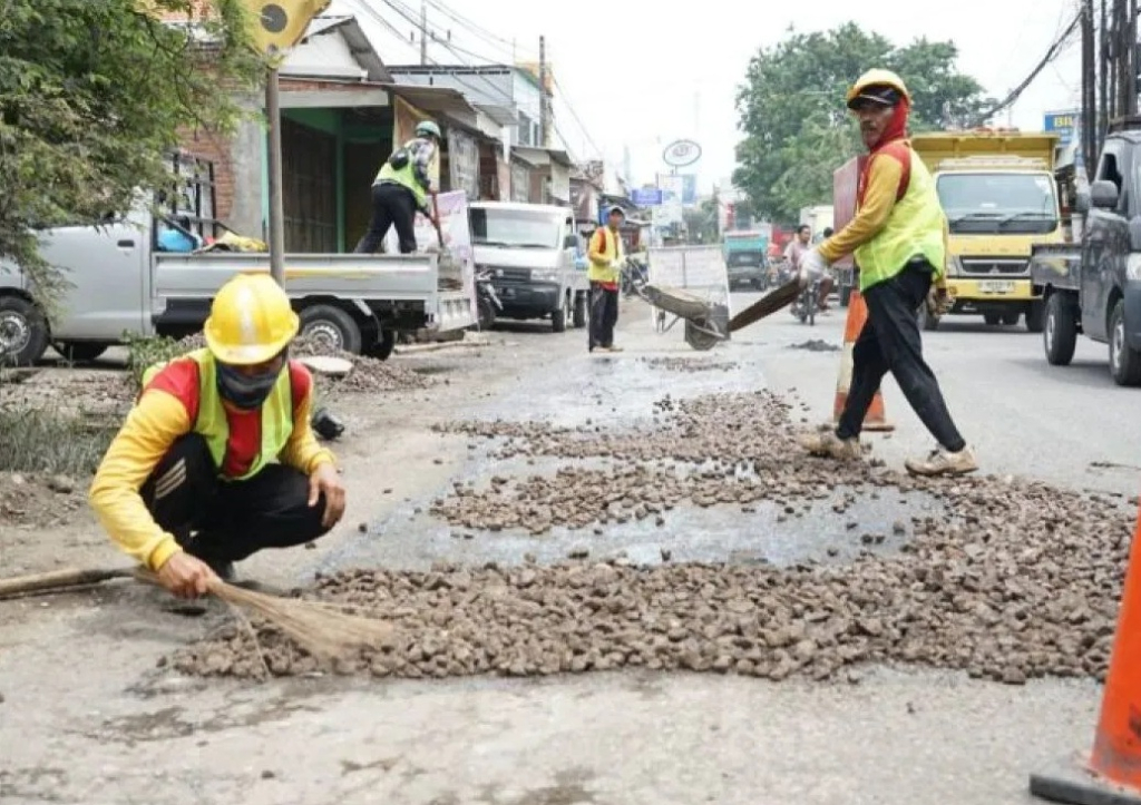 Petugas melakukan perbaikan jalan di sejumlah wilayah di Sidoarjo, Jawa Timur. SP/ SDA