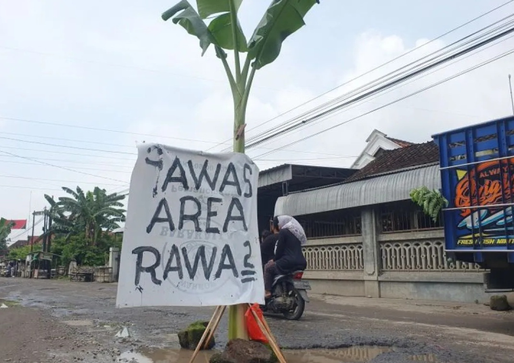 Kondisi ruas jalan di Desa Sambirobyong, Kecamatan Sumbergempol, Tulungagung, Jawa Timur, yang rusak dan ditanami pohon pisang oleh warga. SP/ TLG