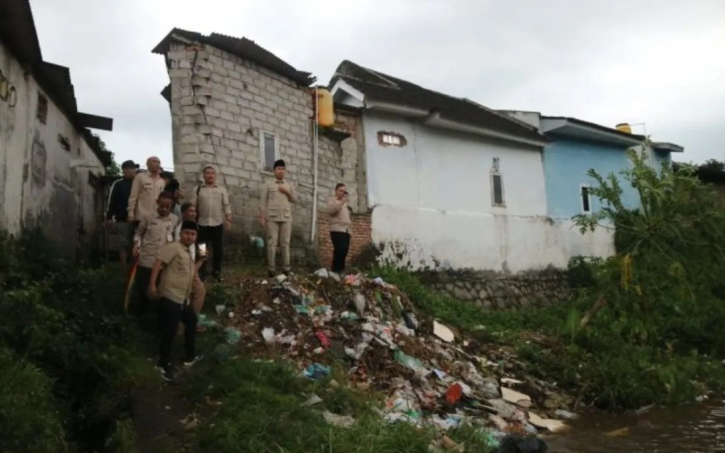 Bupati Jember bersama Satgas meninjau perumahan yang berada di bantaran sungai. SP/ JBR