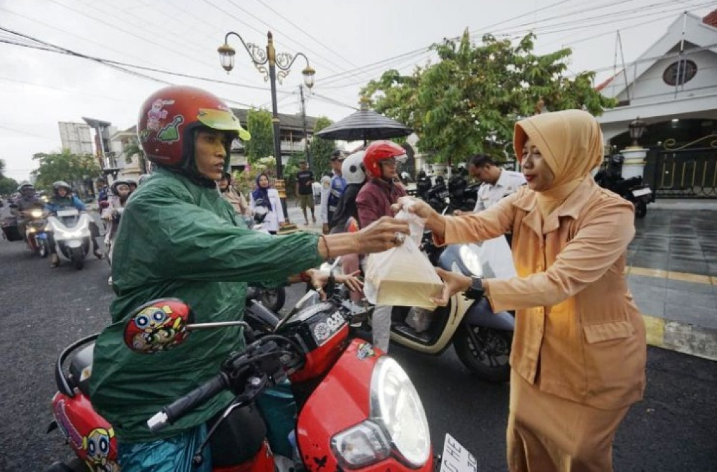 Peristiwa Pemkot Madiun Bagikan Ratusan Paket Takjil Selama Bulan Puasa Ramadhan
