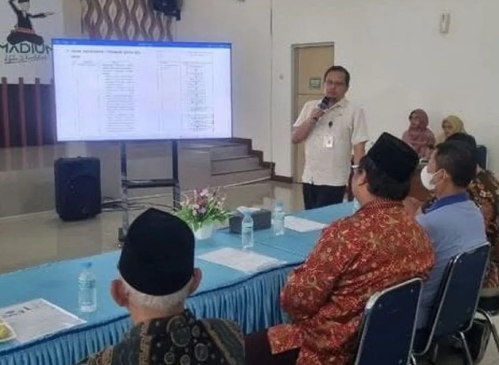 Petugas Disdukcapil Kota Madiun melakukan sosialisasi intensif mengenai aplikasi “Si Samawa” kepada berbagai elemen strategis masyarakat di Aula Disdukcapil Kota Madiun. SP/ MDN
