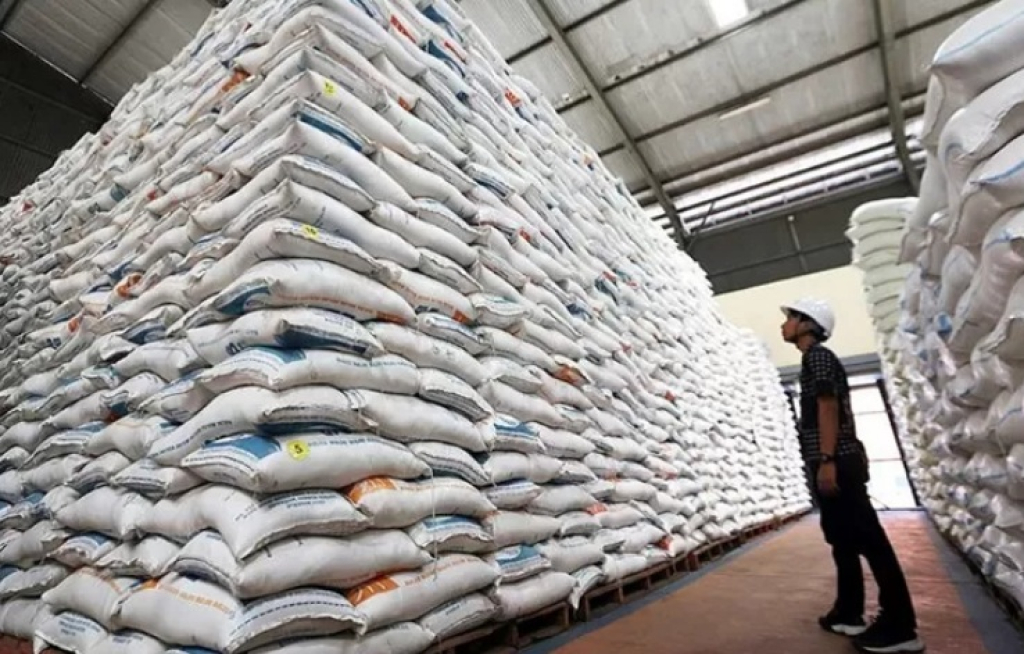 Ilustrasi. Pekerja mengangkut beras di gudang Bulog Subdivre Malang-Pasuruan, di Gadang, Malang, Jawa Timur. SP/ MLG