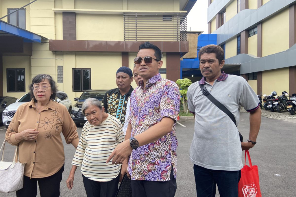Nenek Elina Widjajanti bersama kuasa hukumnya, menjelaskan dirinya ditawari berdamai oleh Samuel. Namun ditolak.