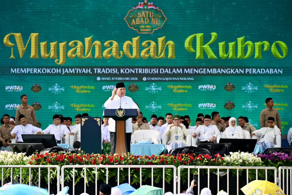 Presiden Prabowo Subianto memberikan sambutan saat menghadiri Mujahadah Kubro dalam rangka hari lahir Satu Abad Nahdlatul Ulama (NU) di Stadion Gajayana, Kota Malang