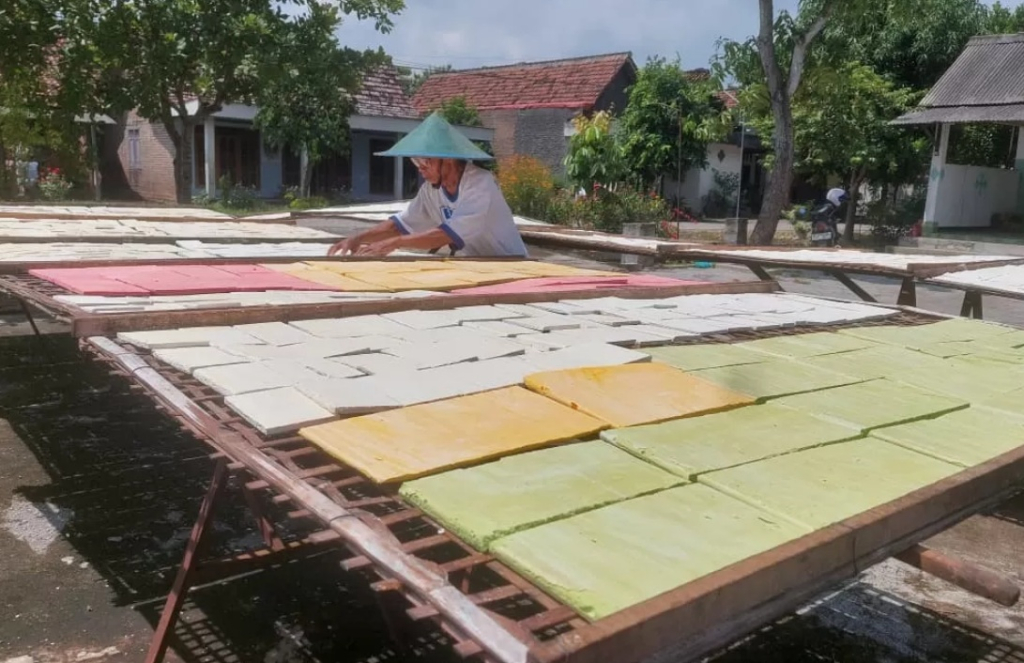 Produsen Kue Brem di Desa Kaliabu, Kecamatan Mejayan, Kabupaten Madiun, sedang menjemur sejumlah adonan di bawah terik sinar matahari. SP/ MDN