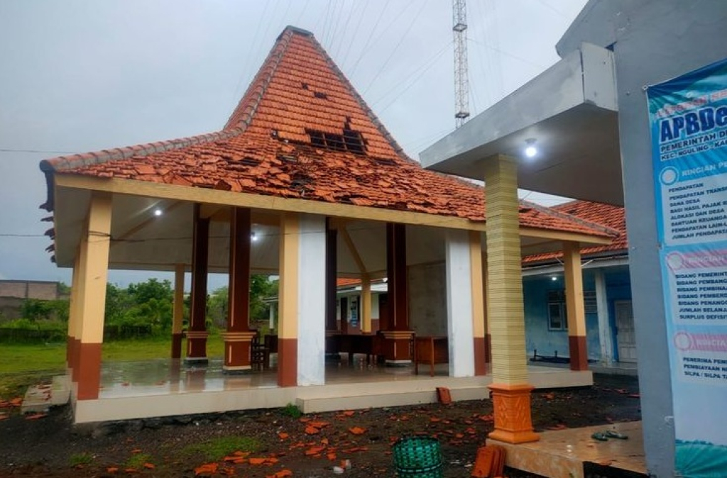 Kondisi puluhan bangunan di Pasuruan rusak diterjang angin kencang. SP/ PSR
