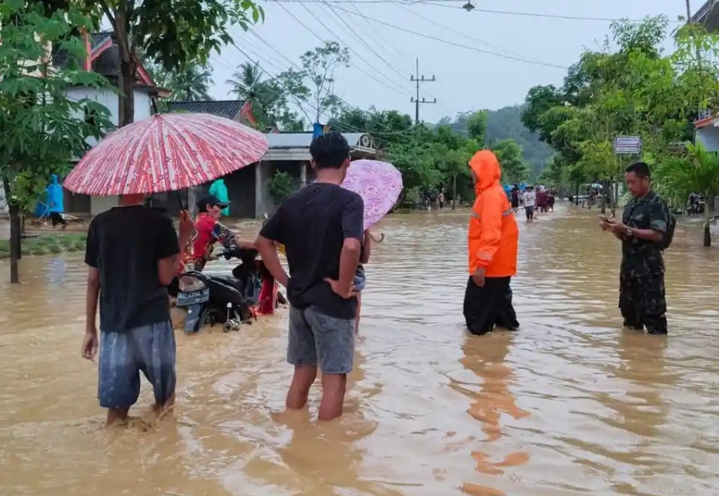Kondisi ruas jalan nasional Trenggalek-Pacitan yang ditutup total karena terendam banjir. SP/ TRG
