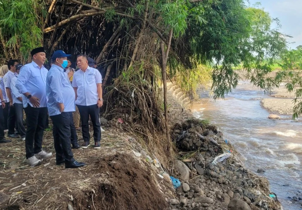 Bupati Situbondo Yusuf Rio Wahyu Prayogo mendampingi pengurus Apkasi melihat kondisi Sungai Lubawang Kecamatan Banyuglugur, Situbondo. SP/ STB