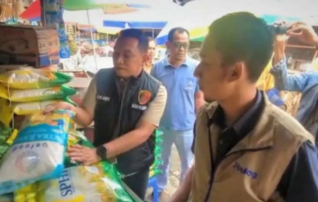 Tim Satgas Pangan Kabupaten Madiun saat memantau ketersediaan pasokan dan harga bahan pokok di Pasar Caruban. SP/ MDN