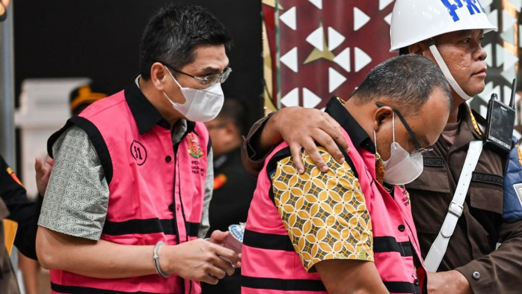 Mantan Direktur Teknis Kepabeanan pada Dirjen Bea Cukai, R Fadjar Donny Tjahjadi beserta 10 orang lainnya saat ditahan oleh Kejagung RI