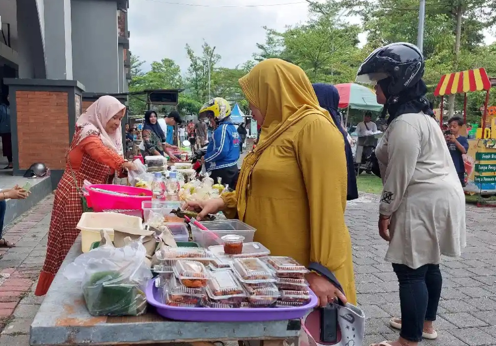 Suasana aktivitas pedagang takjil di kawasan pusat kota Trenggalek, Jawa Timur. SP/ TRG