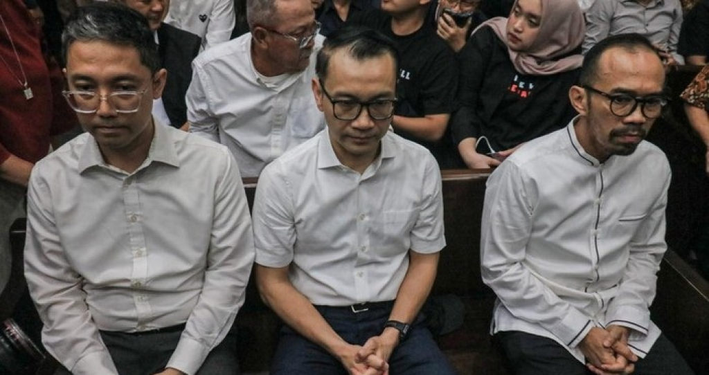 Ekspresi Riva Siahaan, Maya Kusmaya dan Edward Corne, saat menjelang pembacaan vonis kasus korupsi tata kelola minyak mentah di Pertamina, Kamis (26/2/2026).