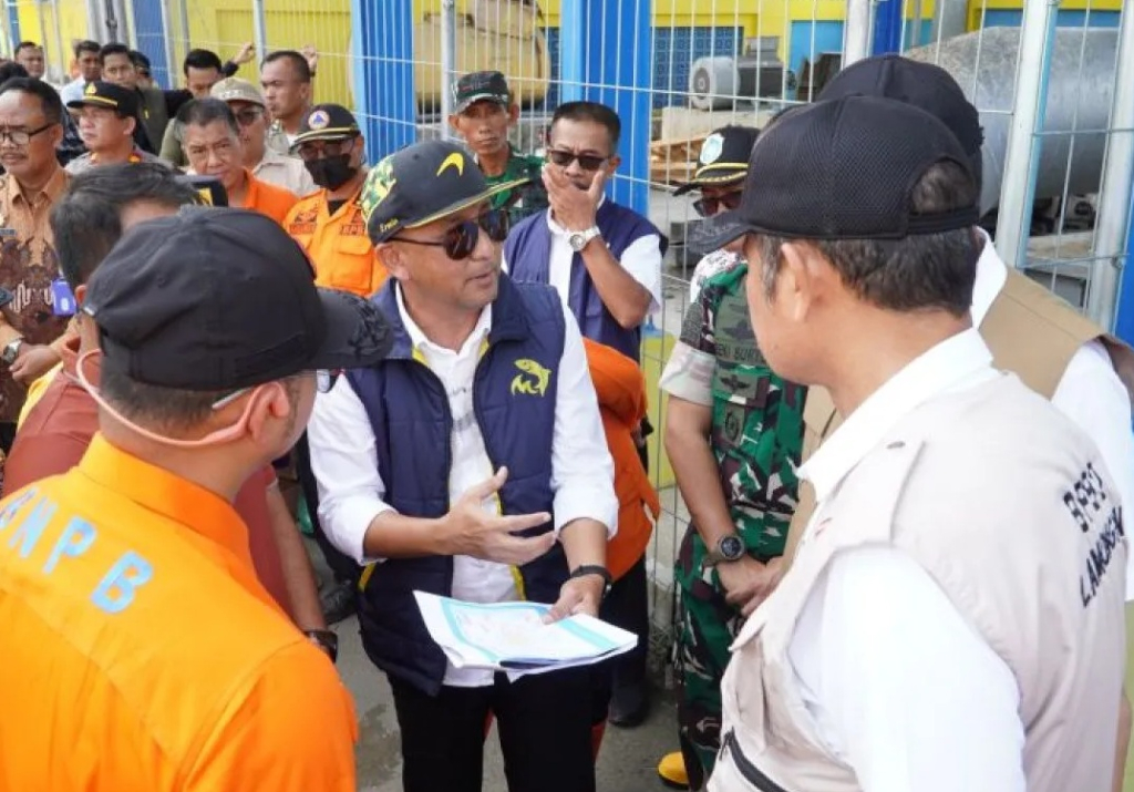 Kepala Dinas Sumber Daya Air (SDA) Kabupaten Lamongan, Erwin Sulistya Pambudi (tenga) saat memaparkan kondisi banjir di kawasan Bengawan Jero akibat luapan Sungai Bengawan Solo di Lamongan. SP/ LMG