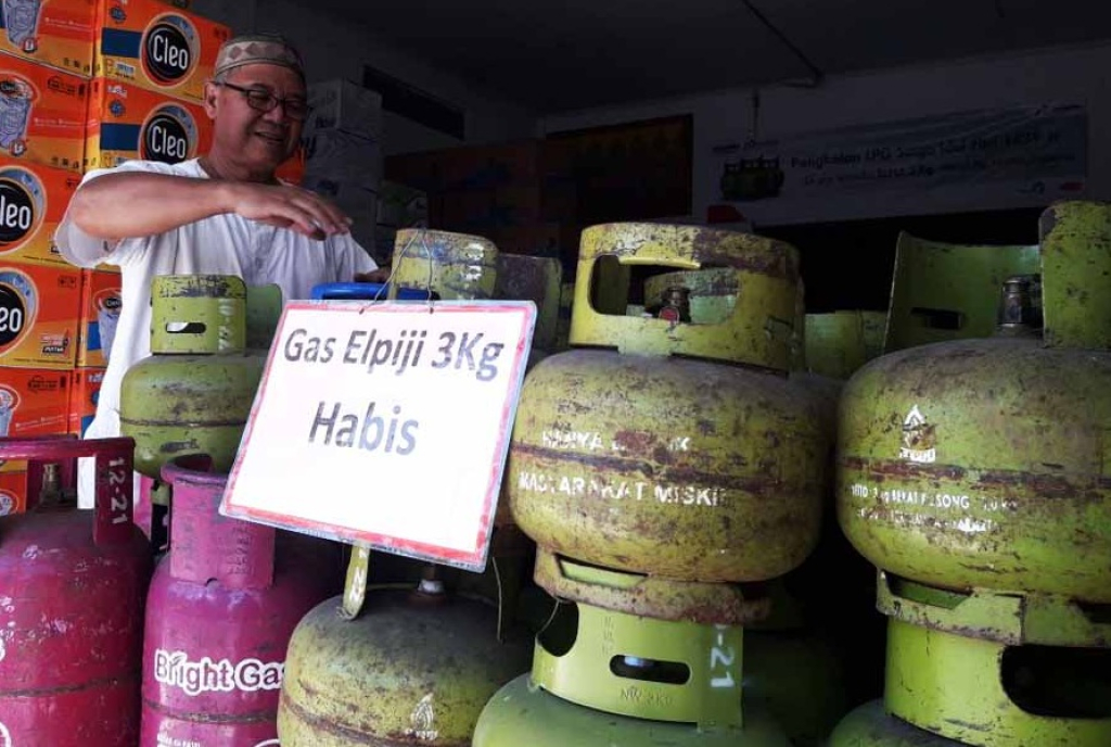 Ilustrasi. Salah satu penjual LPG subsidi 3 Kg yang mengeluhkan kelangkaan gas kosong saat bulan puasa Ramadhan di Tulungagung. SP/ TLG