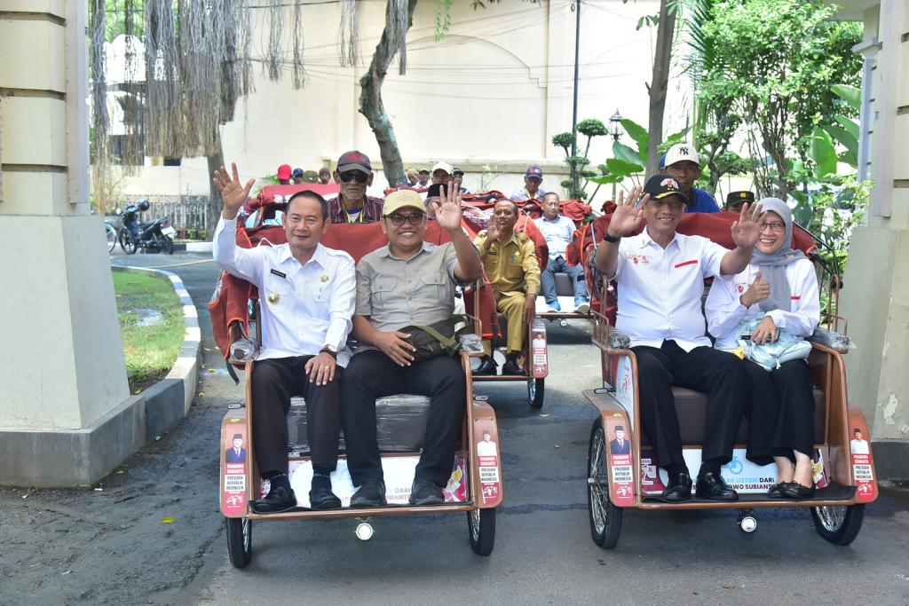 Direktur Yayasan GSN Firman Dahlan dan bupati menumpangi becak listrik usai diberikan langsung kepada pengemudi becak Lamongan. SP/IST