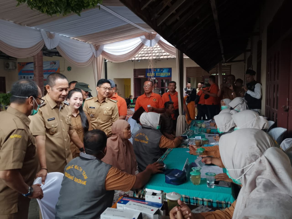 Bupati melihat langsung pelayanan kesehatan gratis yang digelar oleh PWI Lamongan di Desa Kedungkumpul Kec. Sukorame. SP/MUHAJIRIN