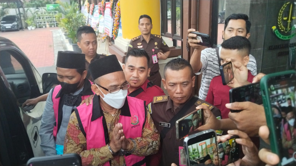 Pengasuh Ponpes Al Ibrohimi RM Khoirul Atho' alias Gus Atho' dengan tangan diborgol saat akan dibawa ke Rutan Banjarsari, Cerme, Gresik, Rabu (11/2/2026) sore.  SP/M Aidid
