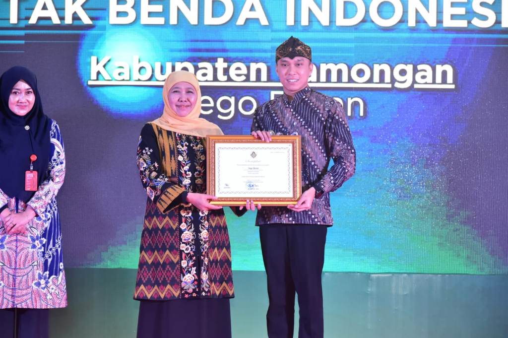 Wabup Dirham Akbar Aksara saat menerima sertifikat WBTb yang diserahkan oleh Gubernur Jatim Khofifah Indar Parawansa. SP/IST