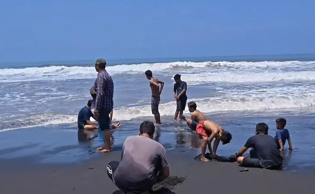 Ilustrasi. Pantai Selatan Kabupaten Lumajang yang ramai dikunjungi wisatawan selama libur Lebaran. SP/ LMJ