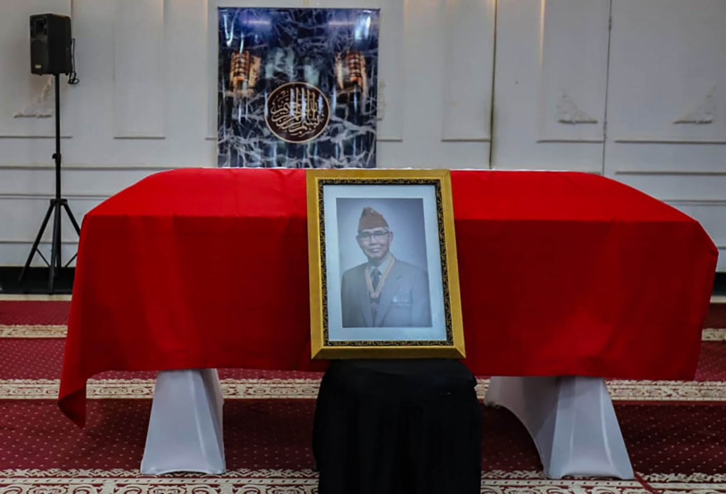 Wapres ke-6 RI Try Sutrisno meninggal dunia. Jenazahnya dimakamkan dalam pemakaman militer di Taman Makam Pahlawan (TMP) Kalibata, Jakarta.