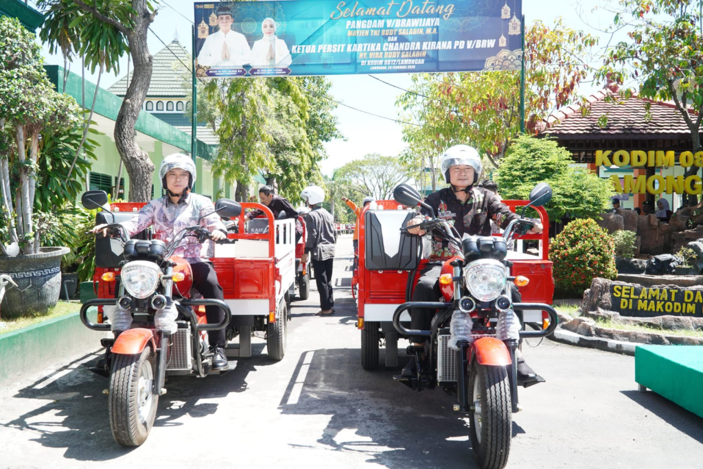 Bupati dan wabup menjajal motor Tosa untuk KDKMP di Lamongan.SP/IST