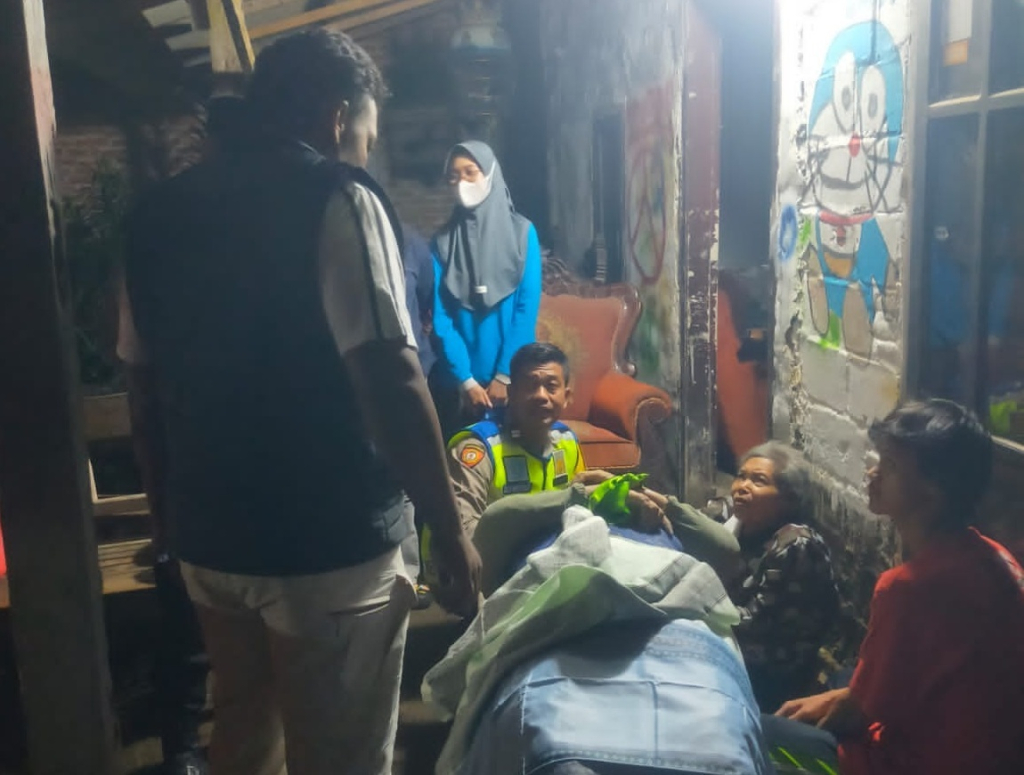 Kondisi korban saat dievakuasi di rumahnya. SP/ Lestariono