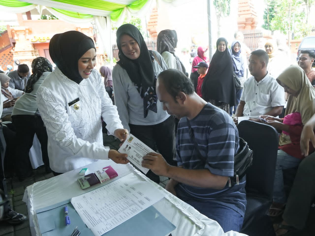 Walikota Ning Ita saat menyalurkan bantuan sosial kepada 243 penyandang disabilitas, Rabu (4/3), di Rumah Rakyat. SP/ DWI