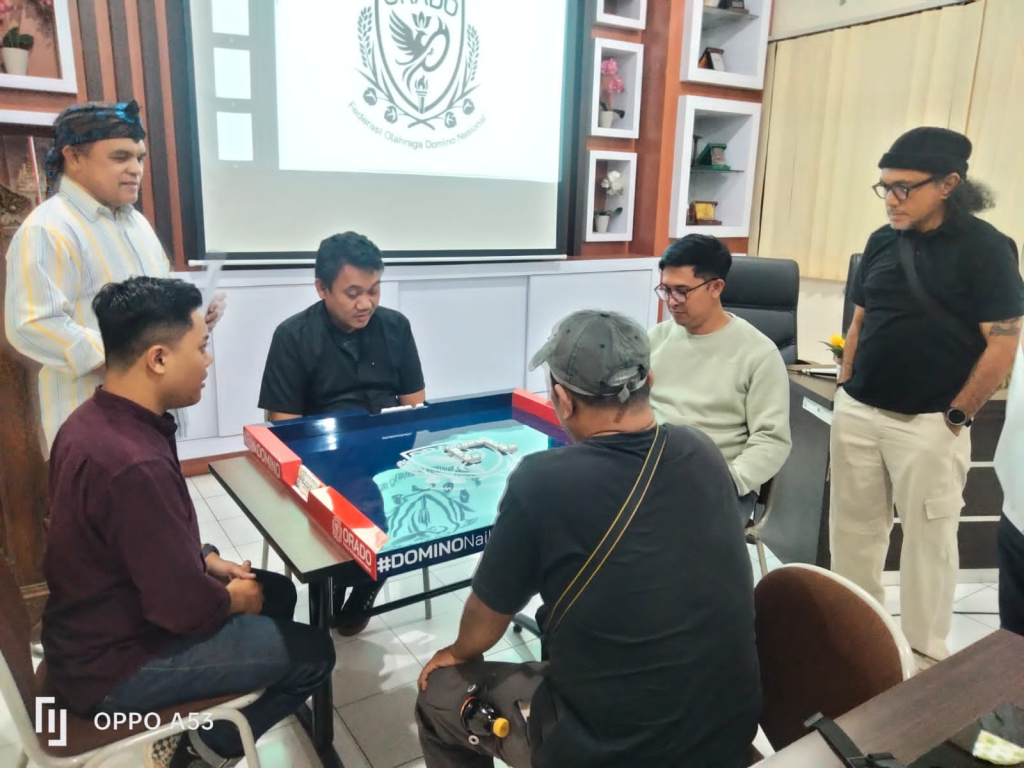 Simulasi pertandingan dipimpin wasit berlisensi ORADO Donny (berikat kepala), dengan dihadiri Ketua Pengcab ORADO Sidoarjo Yonathan Toar Sangari. SP/ HIKMAH