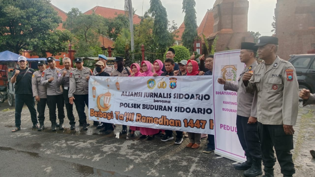 Aliansi Jurnalis Sidoarjo (AJS) pimpinan Nur Yahya S.H, melaksanakan kegiatan berbagi ta'jil bersama Polsek Buduran Sidoarjo. SP/ HIKMAH