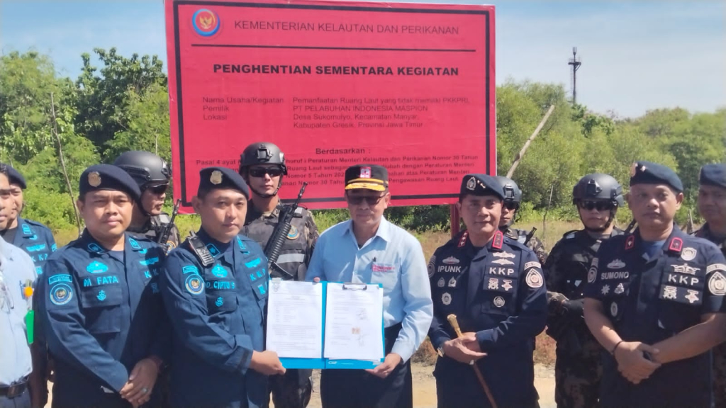 Dirjen PSDKP KKP Pung Nugroho Saksono ikut menyaksikan langsung proses penghentian sementara aktivitas pemanfaatan ruang laut PT Pelabuhan Indonesia Maspion (PIM), di kawasan industri Maspion Manyar, Gresik. SP/Maidid