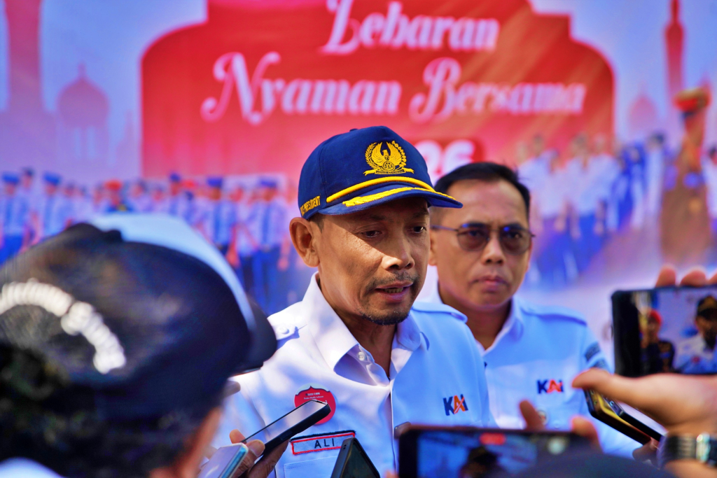 Manager Humas KAI Daop 7 Madiun, Tohari saat memberikan dan penyematan Pita petugas. SP/ Lestariono