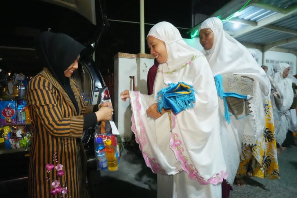 Wali Kota Mojokerto Ika Puspitasari saat Safari Ramadhan shalat Isya dan tarawih berjamaah di Masjid Nurul Jannah Balongsari. SP/ DWI