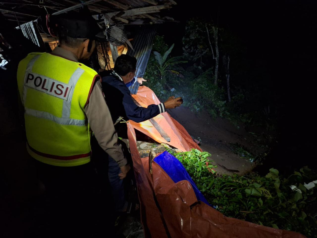 Kondisi di TKP saat insiden.tanah longsor, petugas gabungan berhasil mengevakuasi korban saat hujan deras disertai angin hingga longsor. SP/ Lestariono