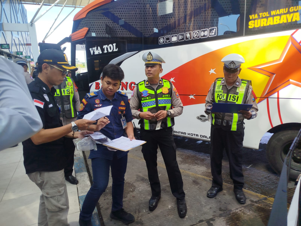 Petugas Sat.Lantas Polres Blitar Kota saat melakukan pemeriksaan kesehatan pada awak bus di Terminal Patria. SP/ Lestariono