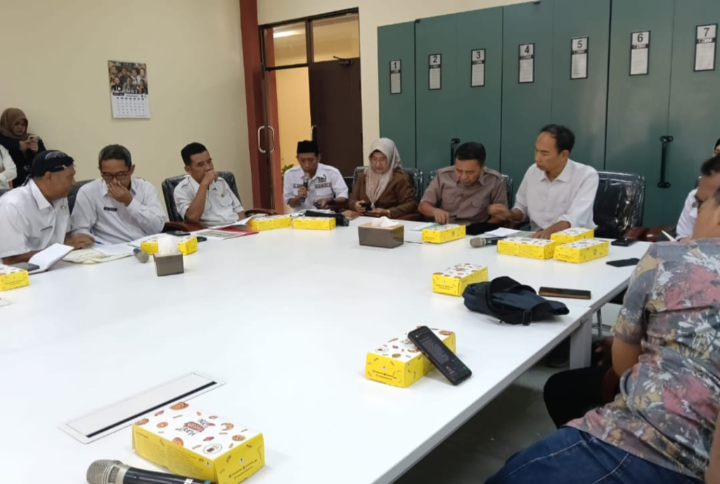DPRD Kota Mojokerto dari Komisi l menggelar Rapat Dengar Pendapat terkait penataan Tempat Pembuangan Akhir (TPA) Randegan. SP/ DWI