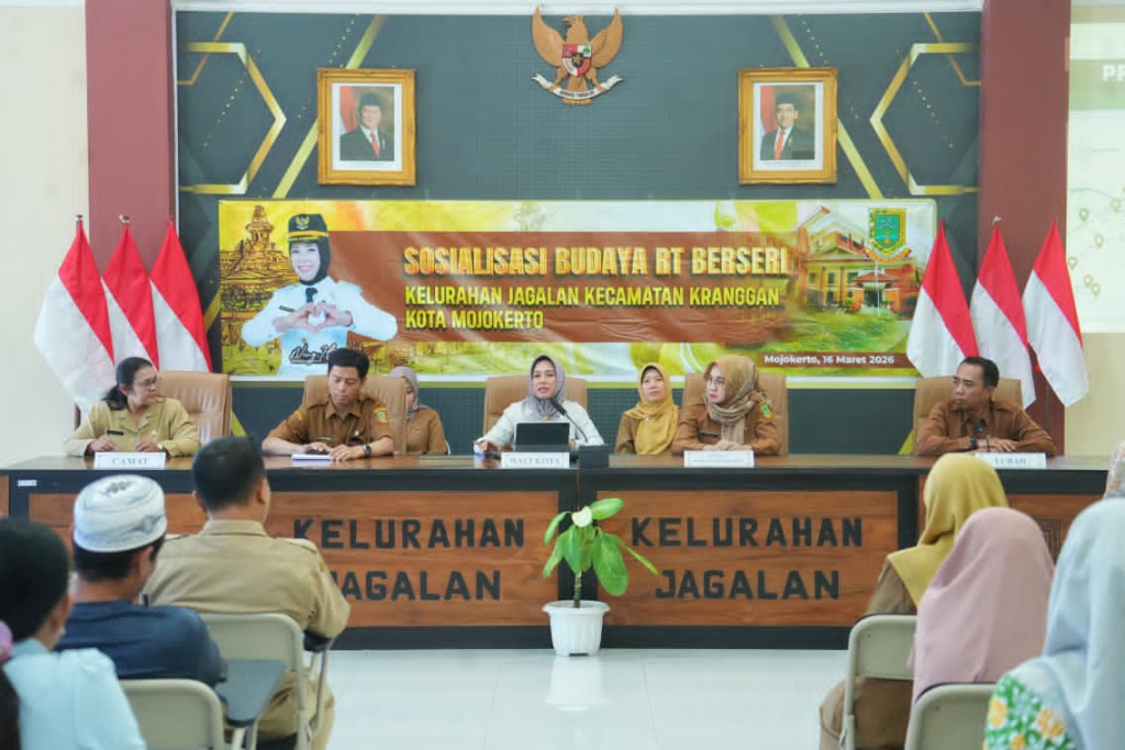 Wali Kota Mojokerto, Ika Puspitasari saat sosialisasi Budaya RT Berseri di Kelurahan Jagalan dan Purwotengah, Senin (16/3). SP/ DWI